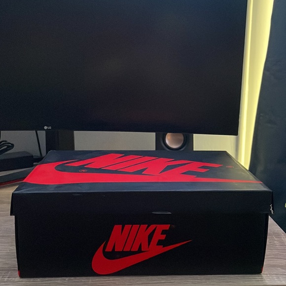 Jordan 1s Retro High OG (Royal Toe) - Picture 7 of 8